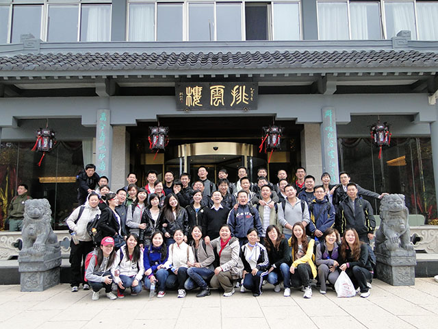 2011。04。30黃山之旅（晨拍——晨起的我們，個個張大嘴巴，原來心里想著“俺要吃”V.jpg